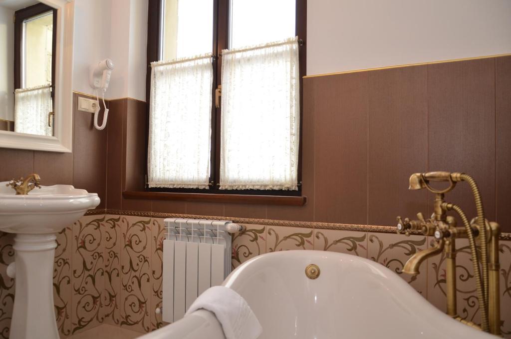 Chateau Royal Hotel Berezovka  Room photo