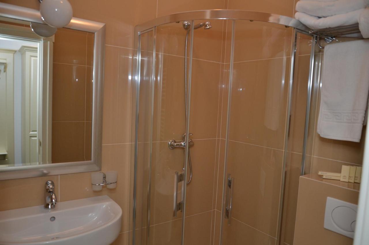 Chateau Royal Hotel Berezovka  Room photo